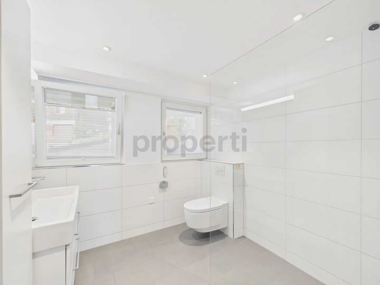 Charming and bright apartment with a beautiful balcony, including a parking space - Photo 9 of 10