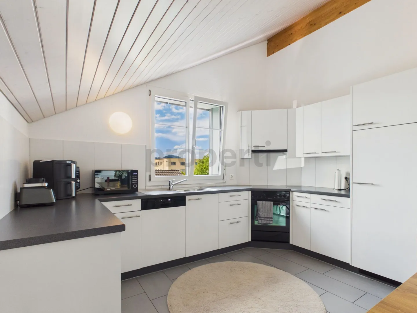 Bright 4.5-room attic apartment with 2 bathrooms & parking included - Photo 4 of 12