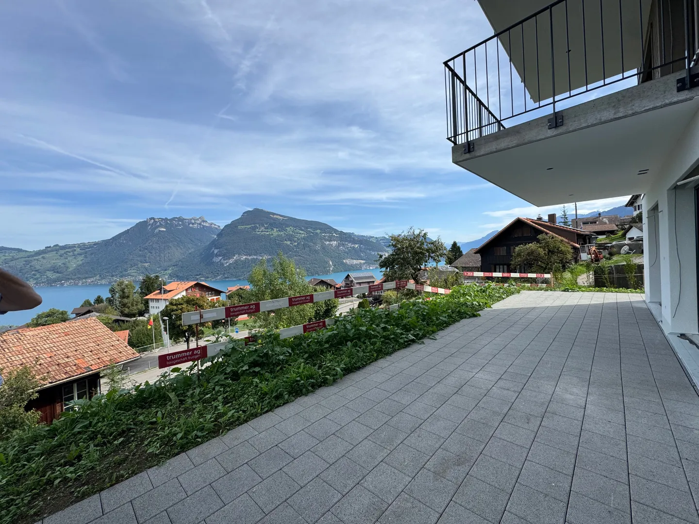Herrliche Sicht auf den Thunersee, Grosszügige Terrasse (ca. 30 m²), Erstbezug im Neubau mit vier Einheiten - Photo 2 of 7