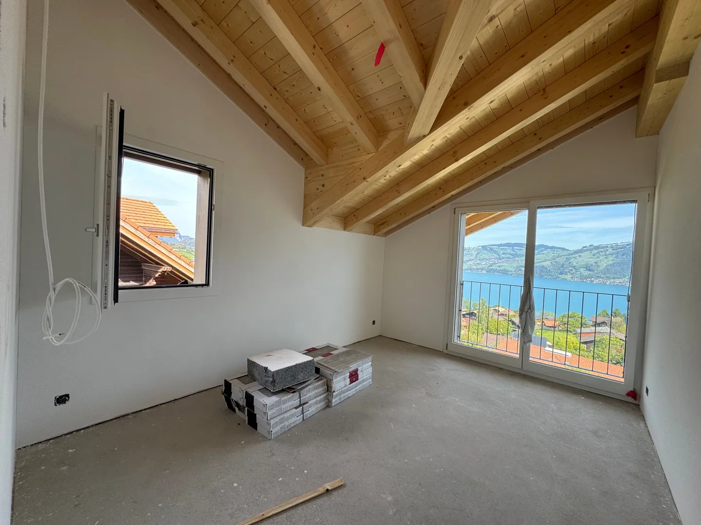 Herrliche Sicht auf den Thunersee, Grosszügige Terrasse (ca. 30 m²), Erstbezug im Neubau mit vier Einheiten - Photo 6 of 7
