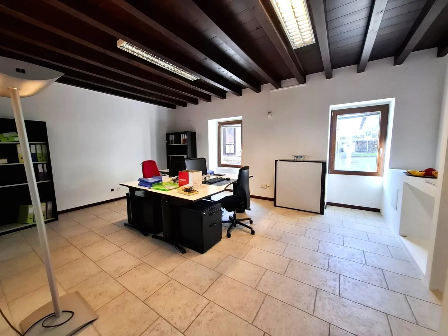 Living in a historic courtyard in Chiasso: 5-room apartment in a central location - Photo 4 of 12