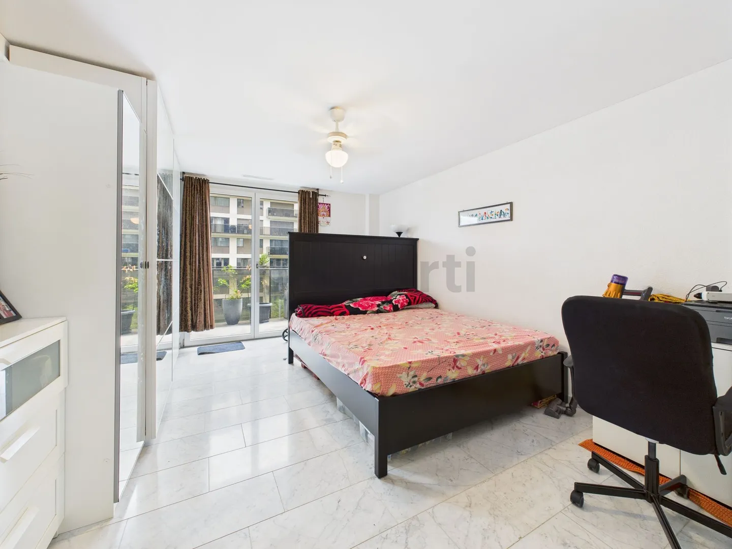 Moderno appartamento di 4,5 stanze in una posizione adatta alle famiglie a Dübendorf - Foto 4 di 9