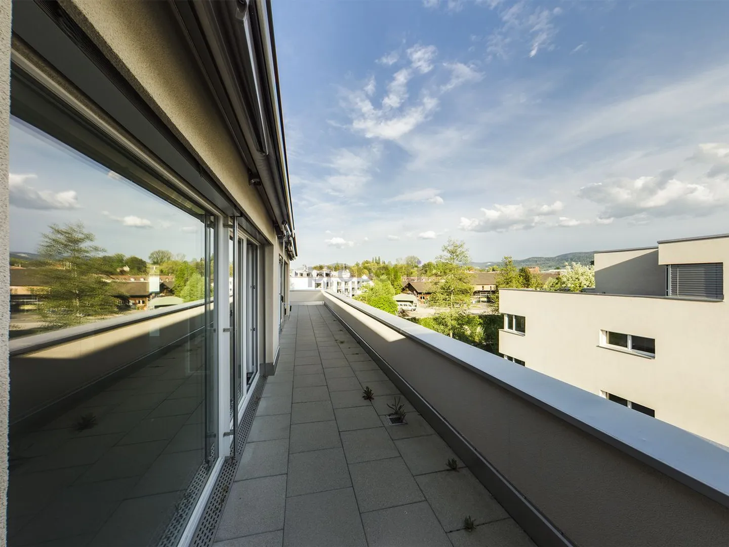 Spacious 3.5-room penthouse apartment with 65m2 roof terrace in Laufen and great view - Photo 10 of 11