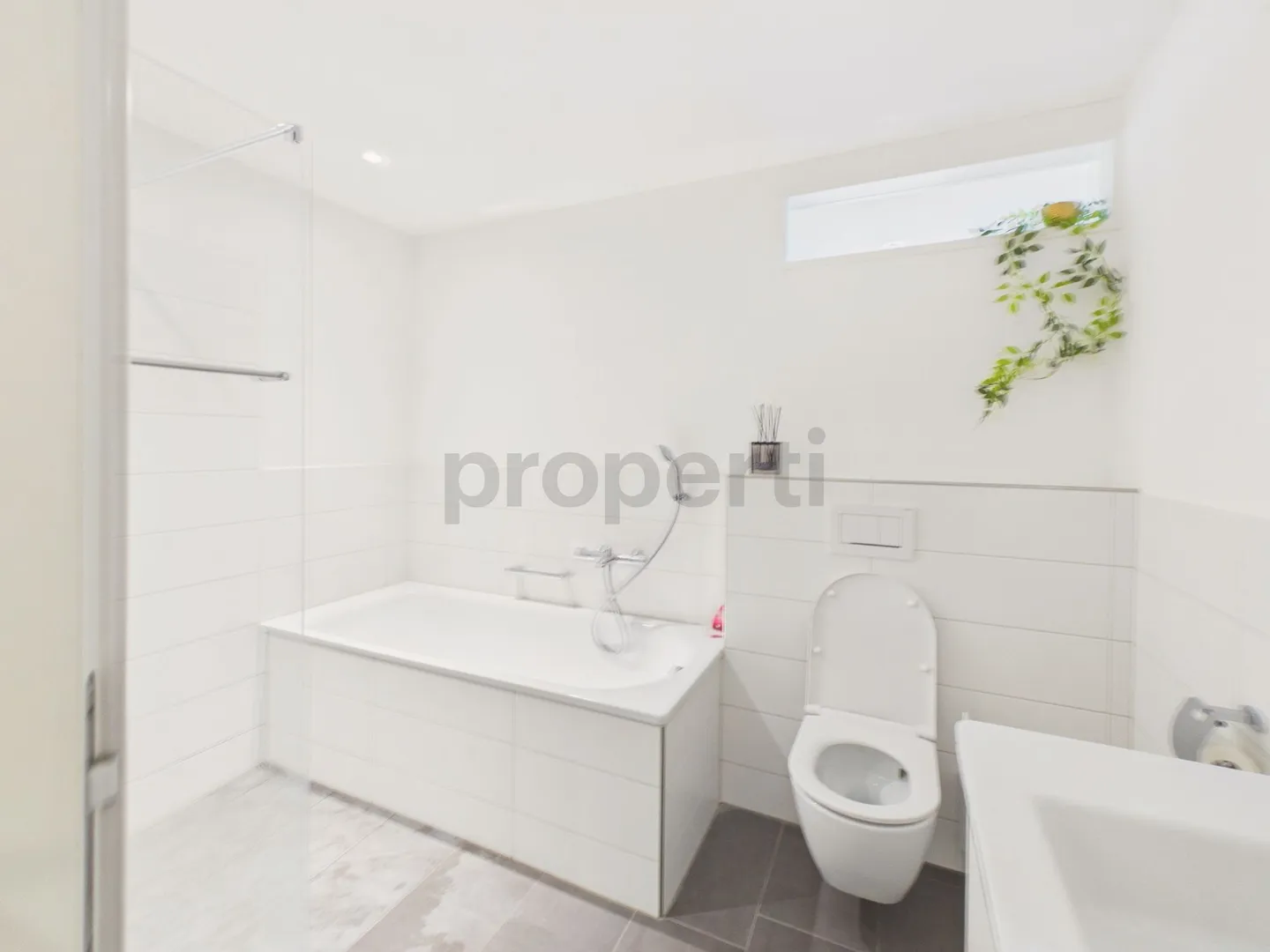 Completely renovated, light-flooded &amp; quietly located stylish 4.5-room apartment - Photo 10 of 13