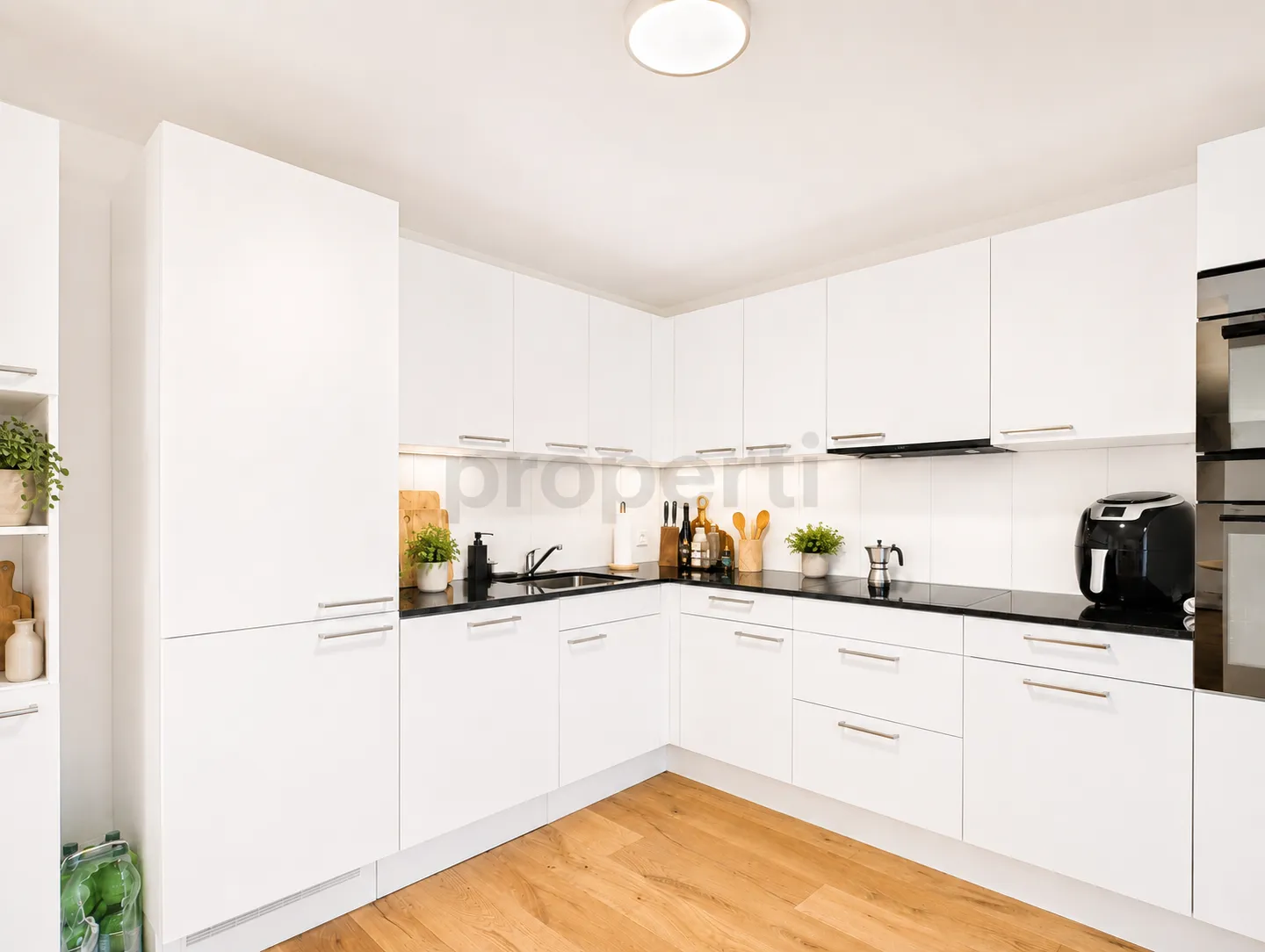 Renovated 3.5-room apartment with private garden terrace and modern amenities - Photo 5 of 11
