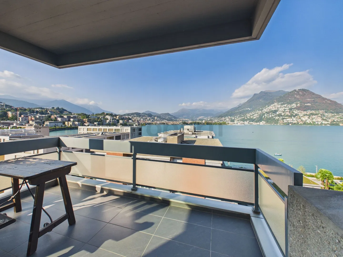 Spazioso attico ristrutturato nel 2022, Ampio balcone con vista panoramica sul lago Ceresio - Photo 5 sur 12