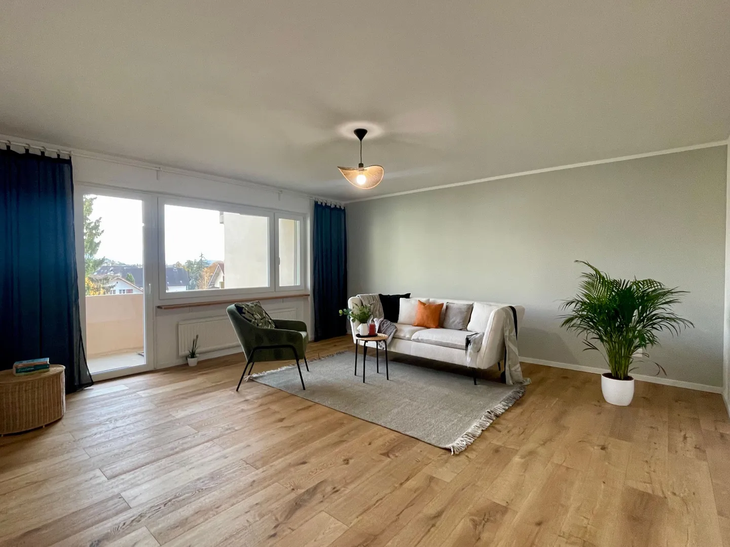 Appartamento moderno, completamente ristrutturato di 3,5 locali con bella vista sulle Alpi - Foto 2 di 11