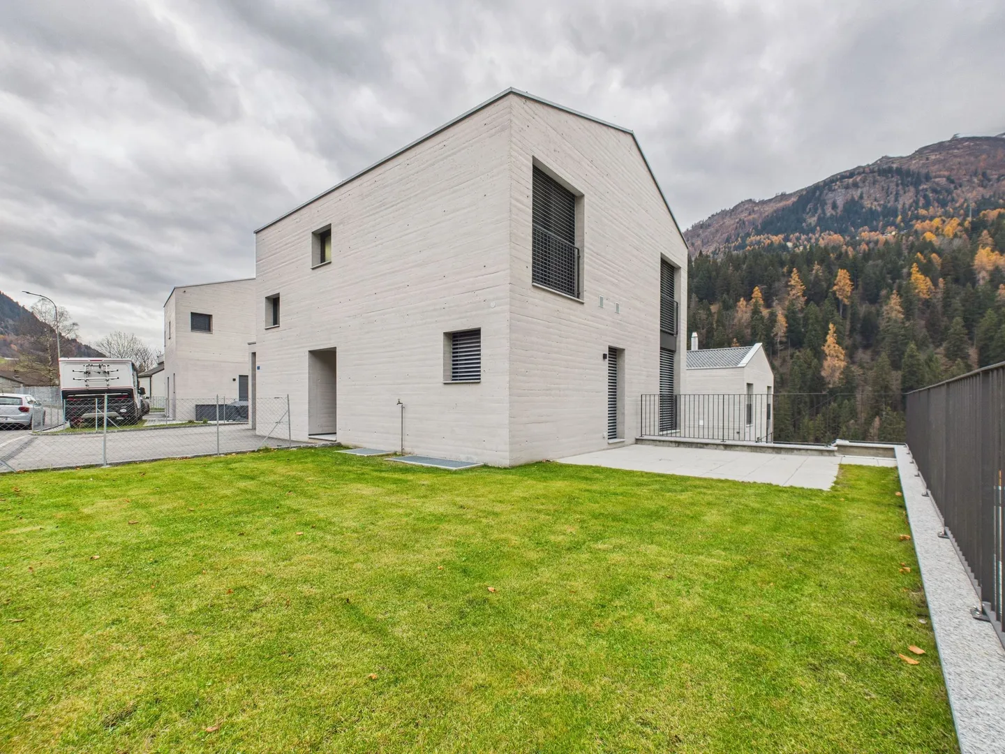 Elegant newly built villa in Airolo with modern and luxurious design - Photo 2 of 13
