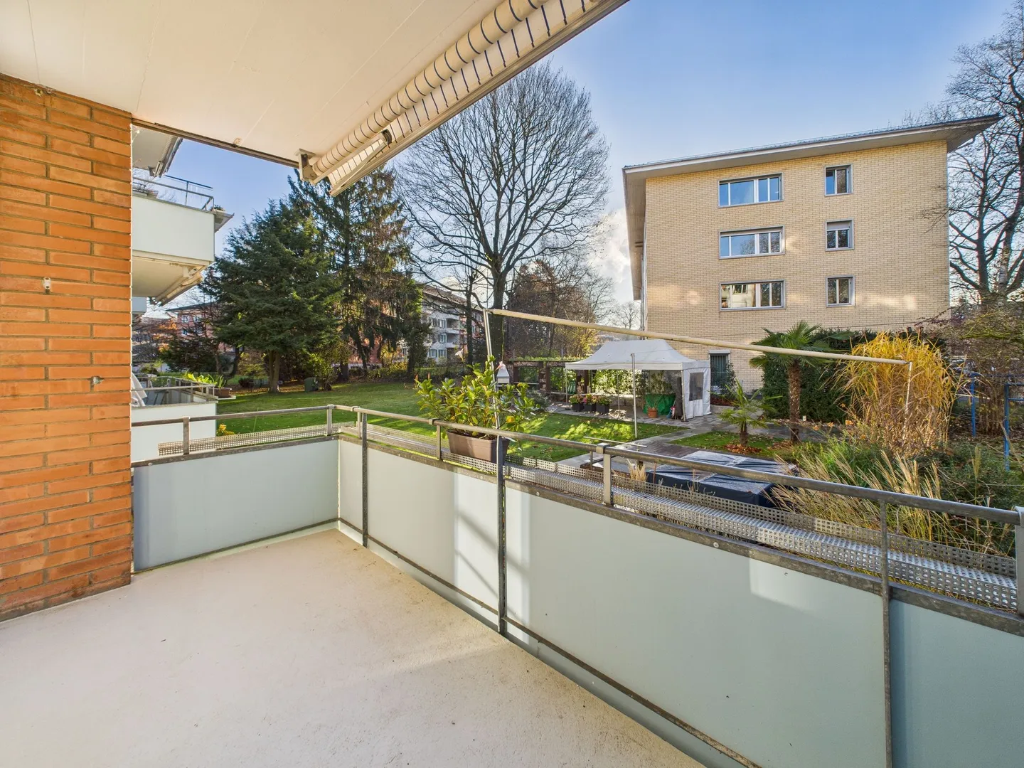 Bright 4-Room Apartment with Beautiful View in Bern - Photo 9 of 11