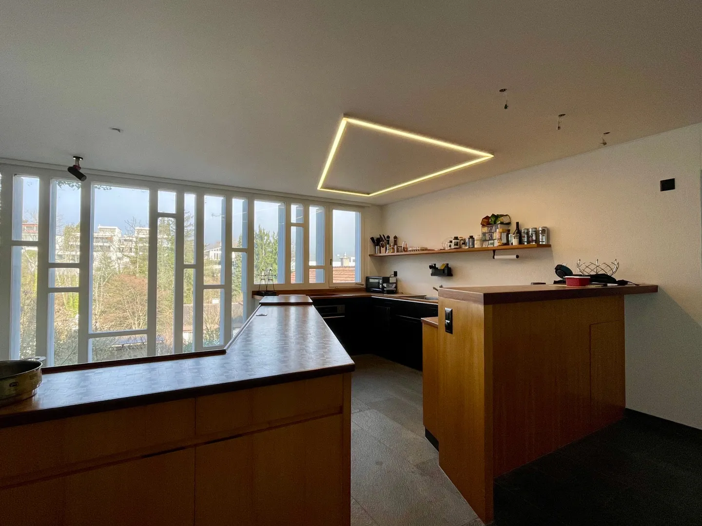 Grosszügiges Einfamilienhaus mit einzigartiger Architektur in ruhiger Top-Lage mit grossem Garten - Foto 5 von 13