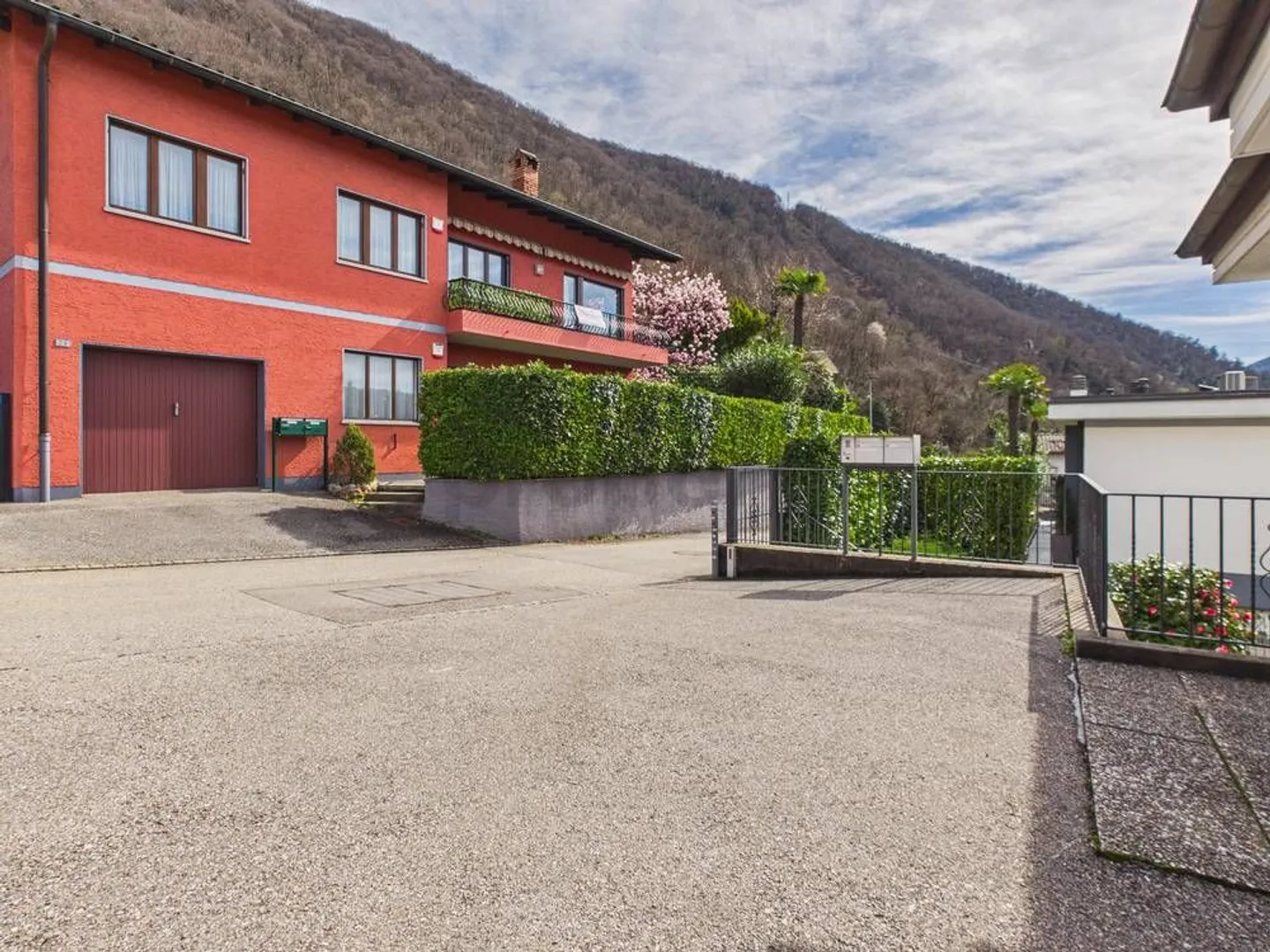 Doppelhaushälfte mit Panoramablick auf den Luganersee und privatem Garten in Bissone - Foto 1 von 13