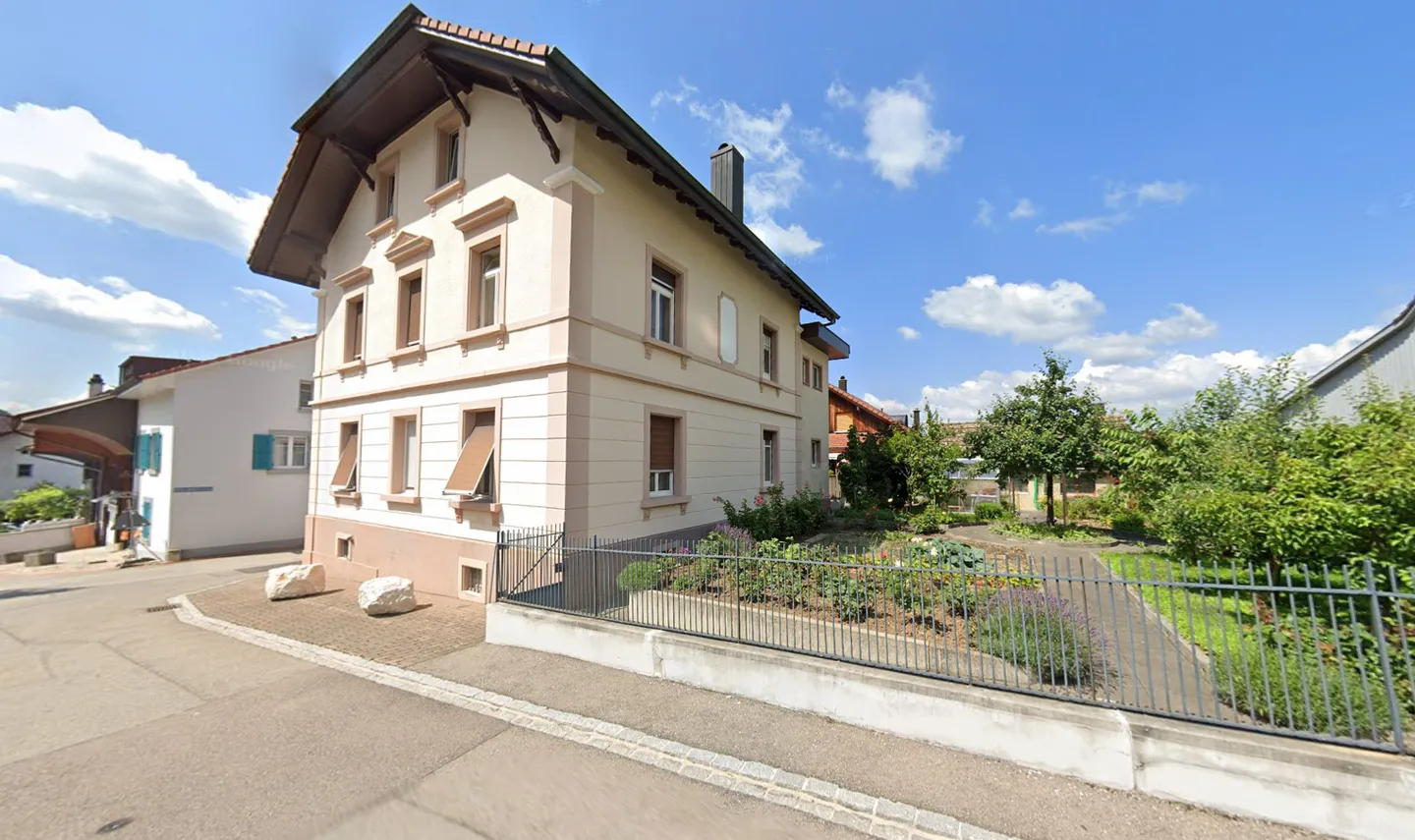 Appartamento affascinante di 4,5 stanze in un edificio protetto a Büsserach - Foto 8 di 10