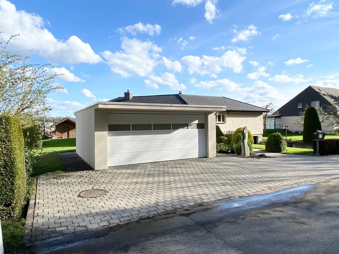Renoviertes Einfamilienhaus mit Grünblick, Doppelgarage, Cheminée und grossem Grundstück - Photo 8 of 9