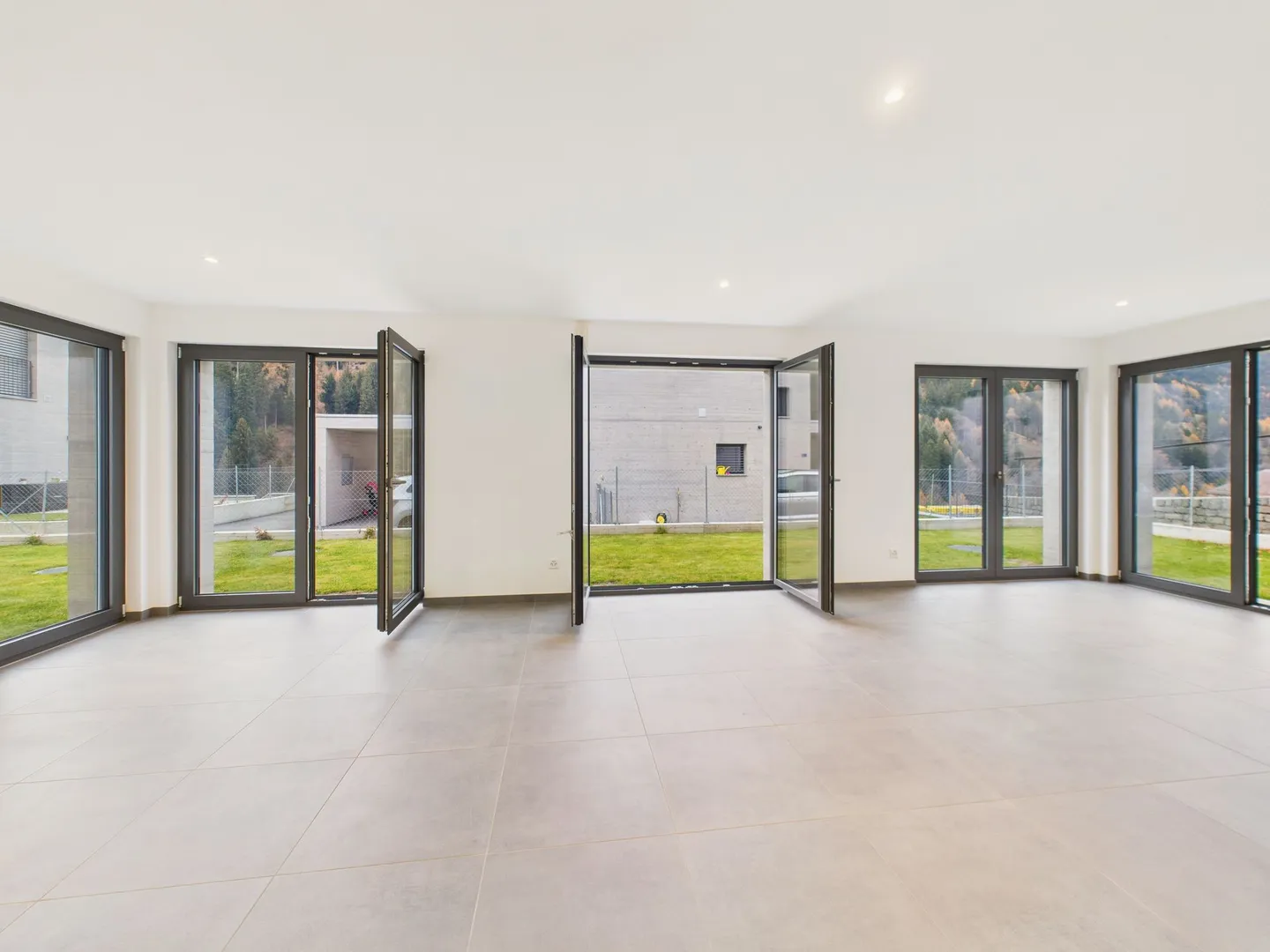 Elegant newly built villa in Airolo with modern and luxurious design - Photo 4 of 13