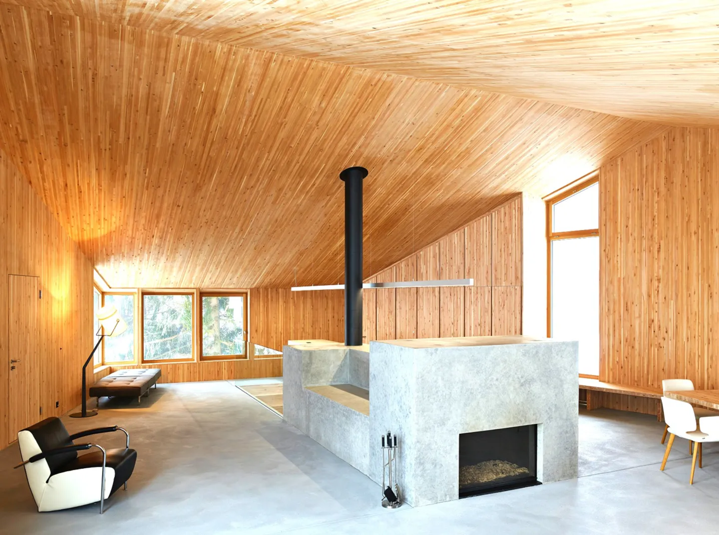 Casa unifamiliare architettonicamente eccezionale in una posizione panoramica di prima classe nelle Alpi svizzere - una seconda casa con comfort abitativo e vista ampia - Foto 2 di 13