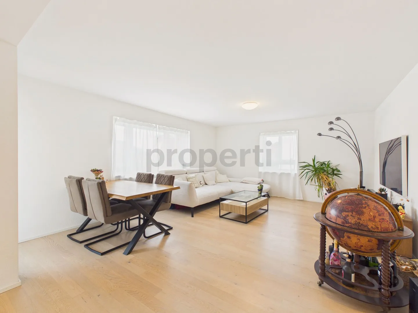 Completely renovated, light-flooded &amp; quietly located stylish 4.5-room apartment - Photo 2 of 13