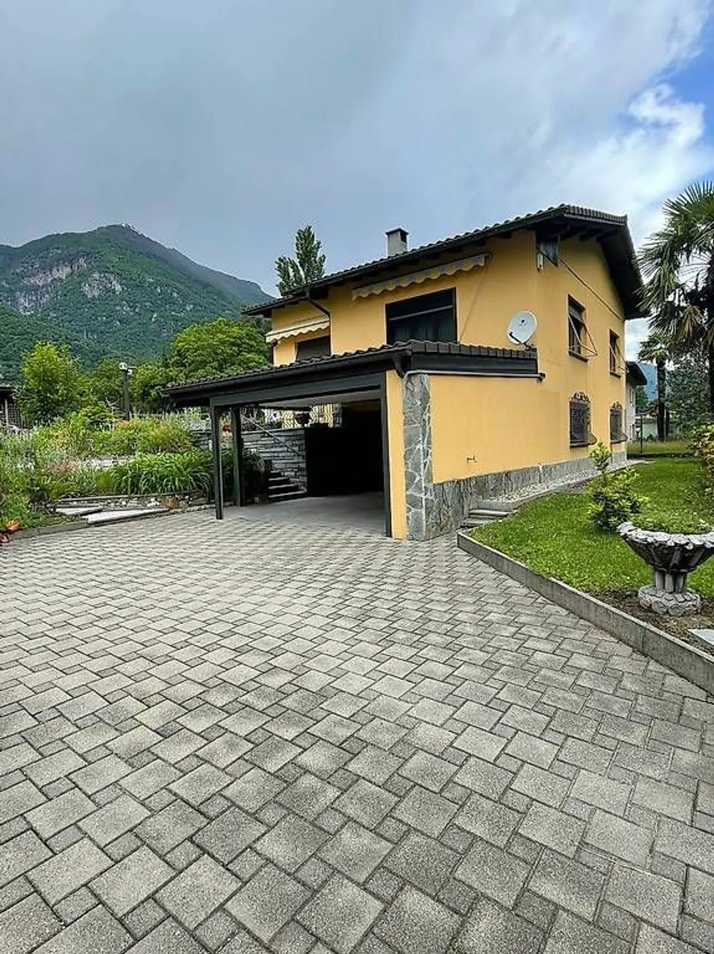 Maison jumelée immergée dans la verdure avec grand jardin et deux unités d'habitation - Photo 1 sur 5