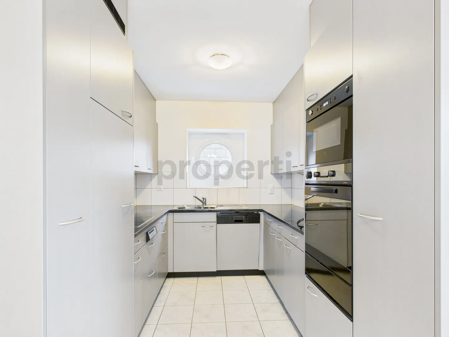 Appartement élégant de 3,5 pièces dans un emplacement recherché à Zurich - Photo 2 sur 12