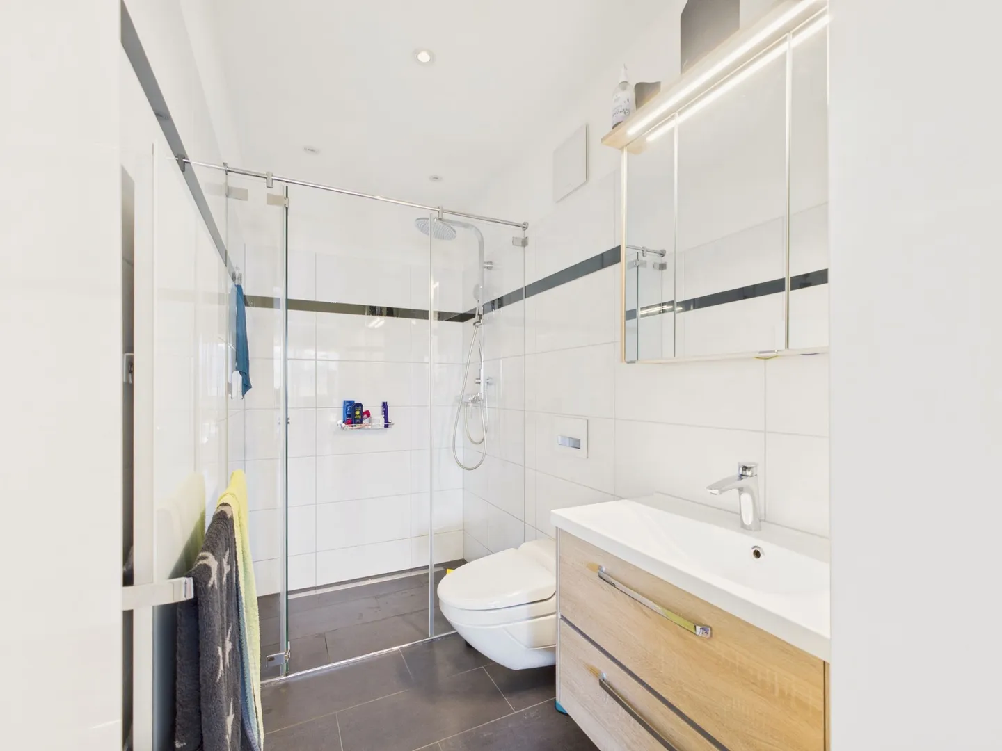 Helle, moderne 4.5-Zimmer-Wohnung mit einzigartiger Terrasse und Panorama-Aussicht in Spiez - Foto 8 di 11