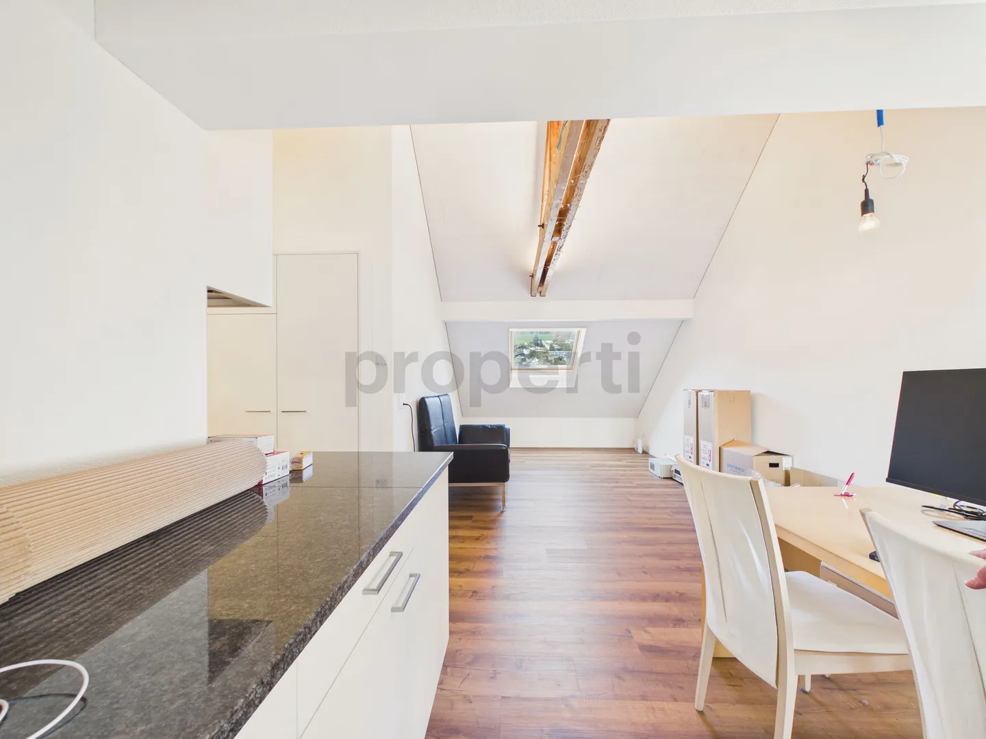 Appartement sous les combles de 2,5 pièces récemment rénové dans un emplacement central à Rudolfstetten-Friedlisberg - Photo 4 sur 11