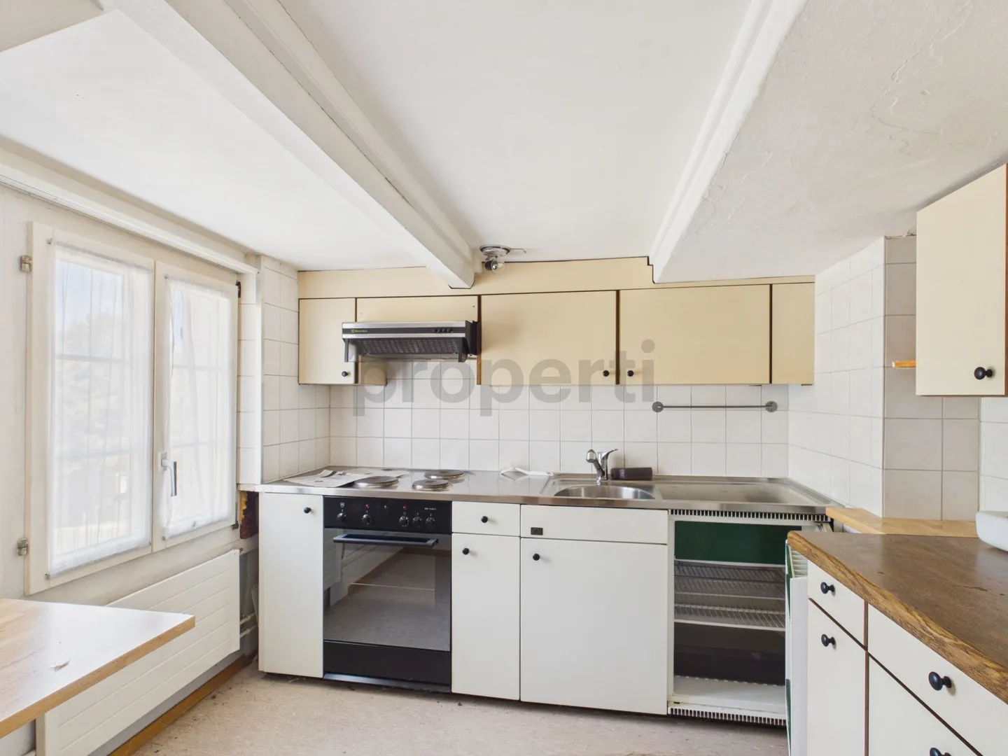 Multi-family house with two separate apartments (4.5 &amp; 3.5 rooms) in a quiet location with great potential - Photo 8 of 13