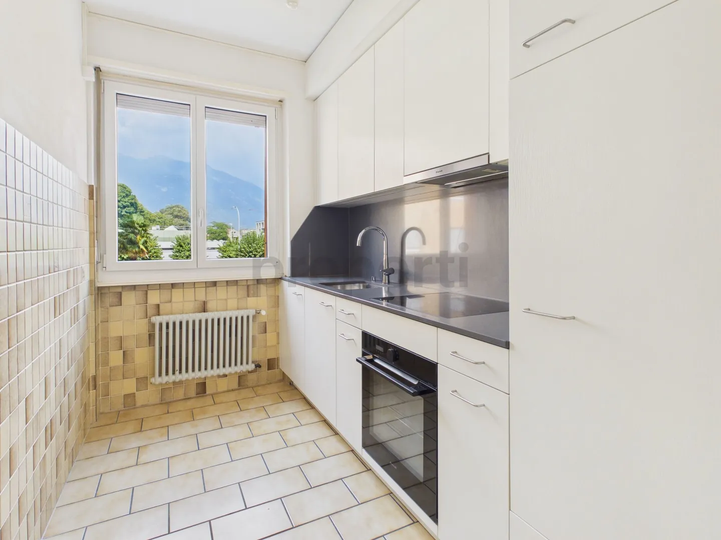 Elegante appartamento rinnovato con balcone - Foto 4 von 11