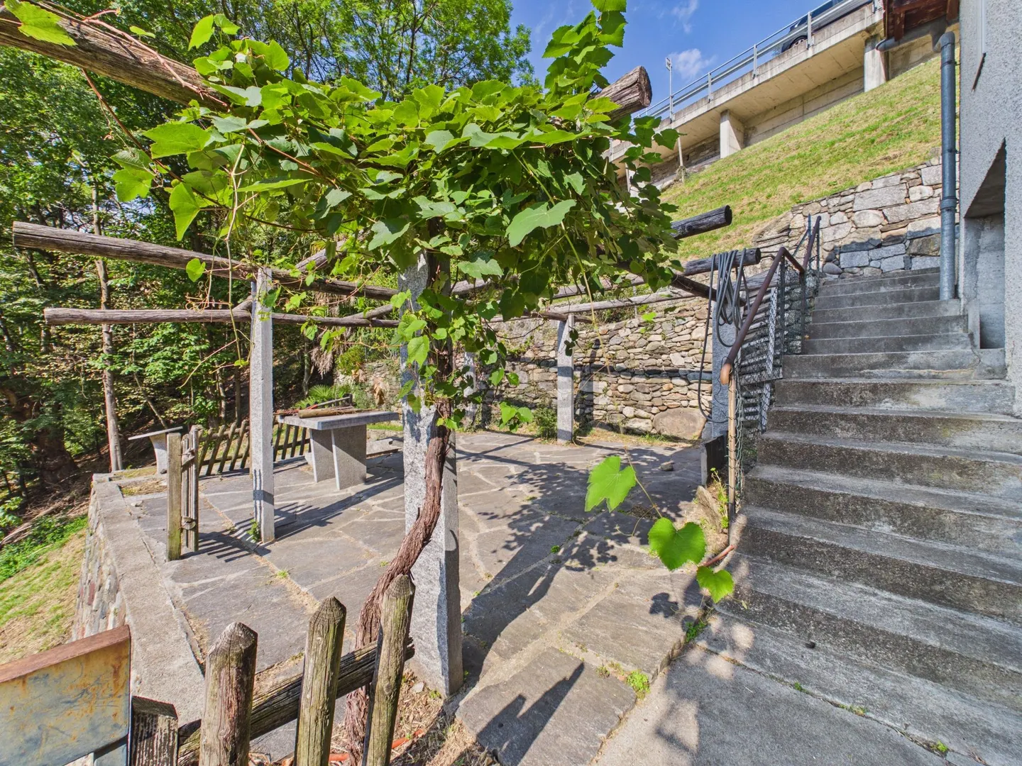 Stunning View over the Morobbia Valley, Garden with Pergola & Renovation Potential! - Photo 7 of 12