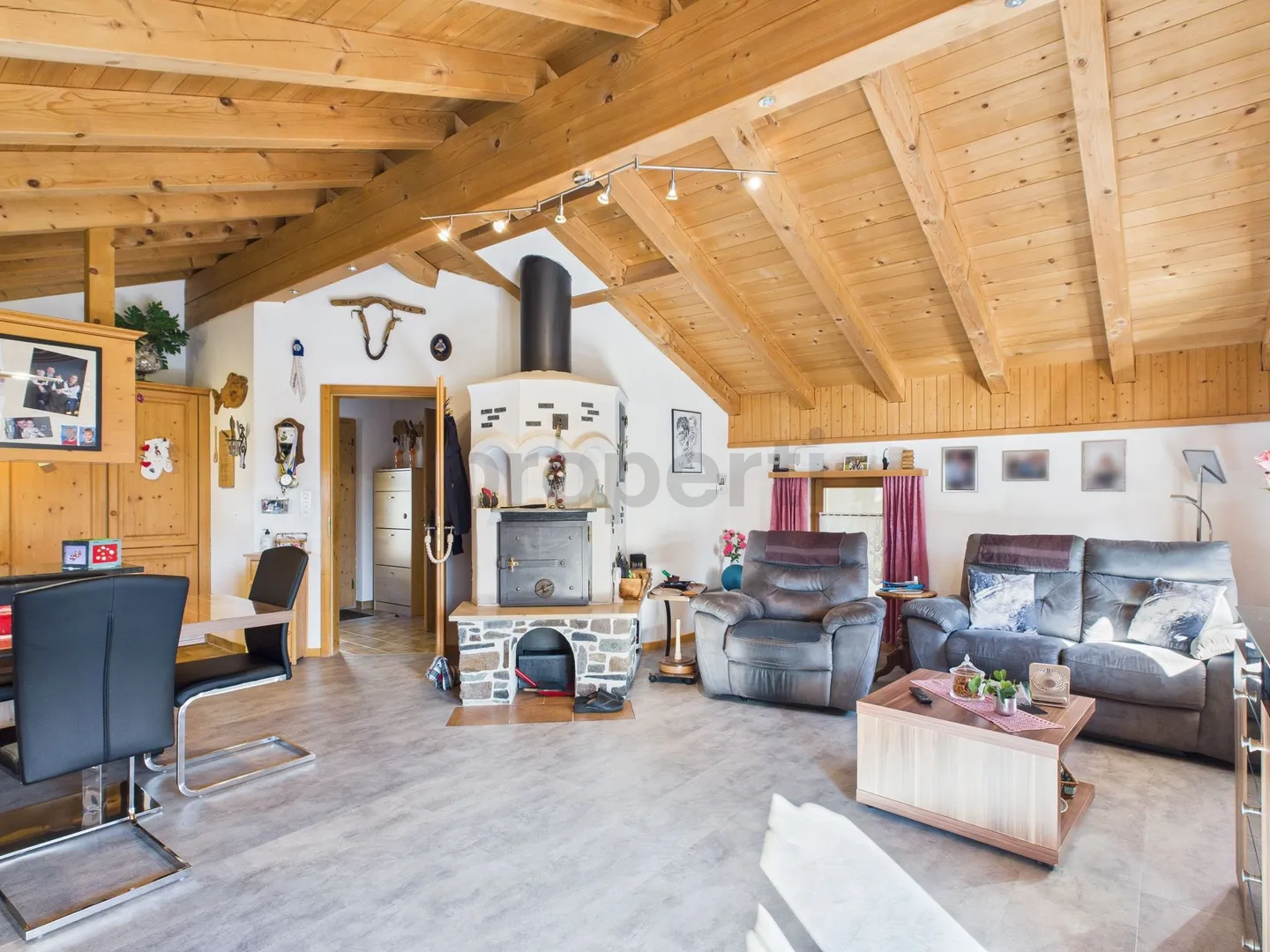 Casa unifamiliare soleggiata con grande laboratorio, garage e giardino - Foto 6 di 13