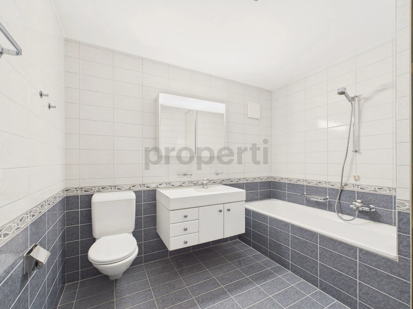 Luminoso appartamento duplex di 4,5 stanze con balcone a Bubendorf - Foto 10 di 12