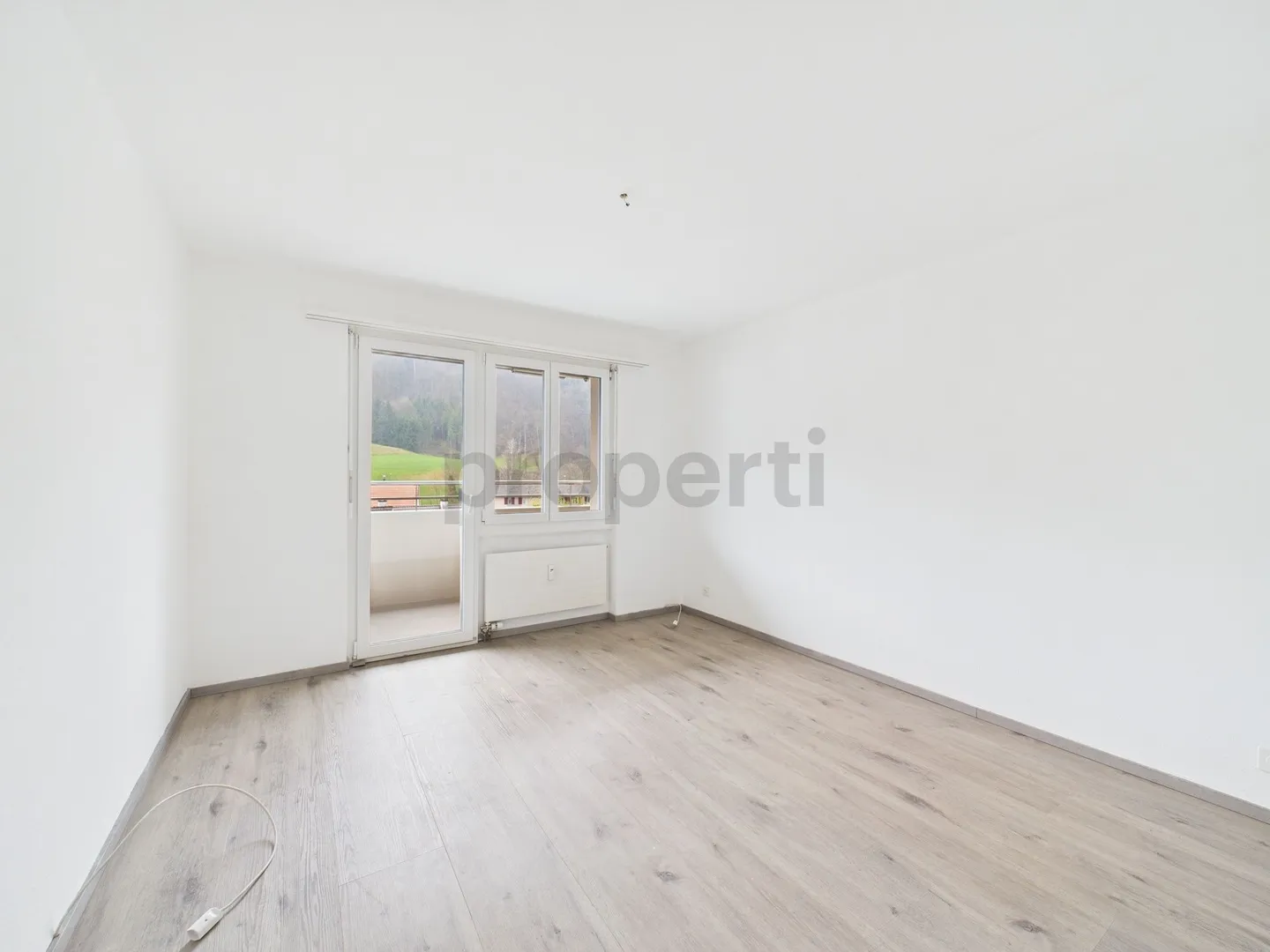 Luminoso appartamento di 4 stanze con balcone e interni ristrutturati a Tecknau (BL) - Foto 4 di 9