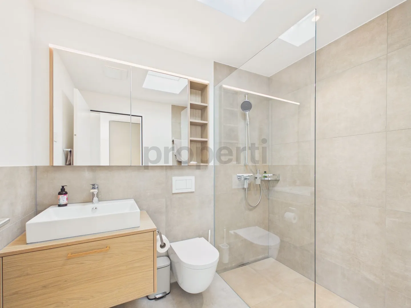 Modern 3.5-Room Furnished Apartment with 2 Balconies, with Lake and Mountain View in Pfäffikon ZH - Photo 7 of 12