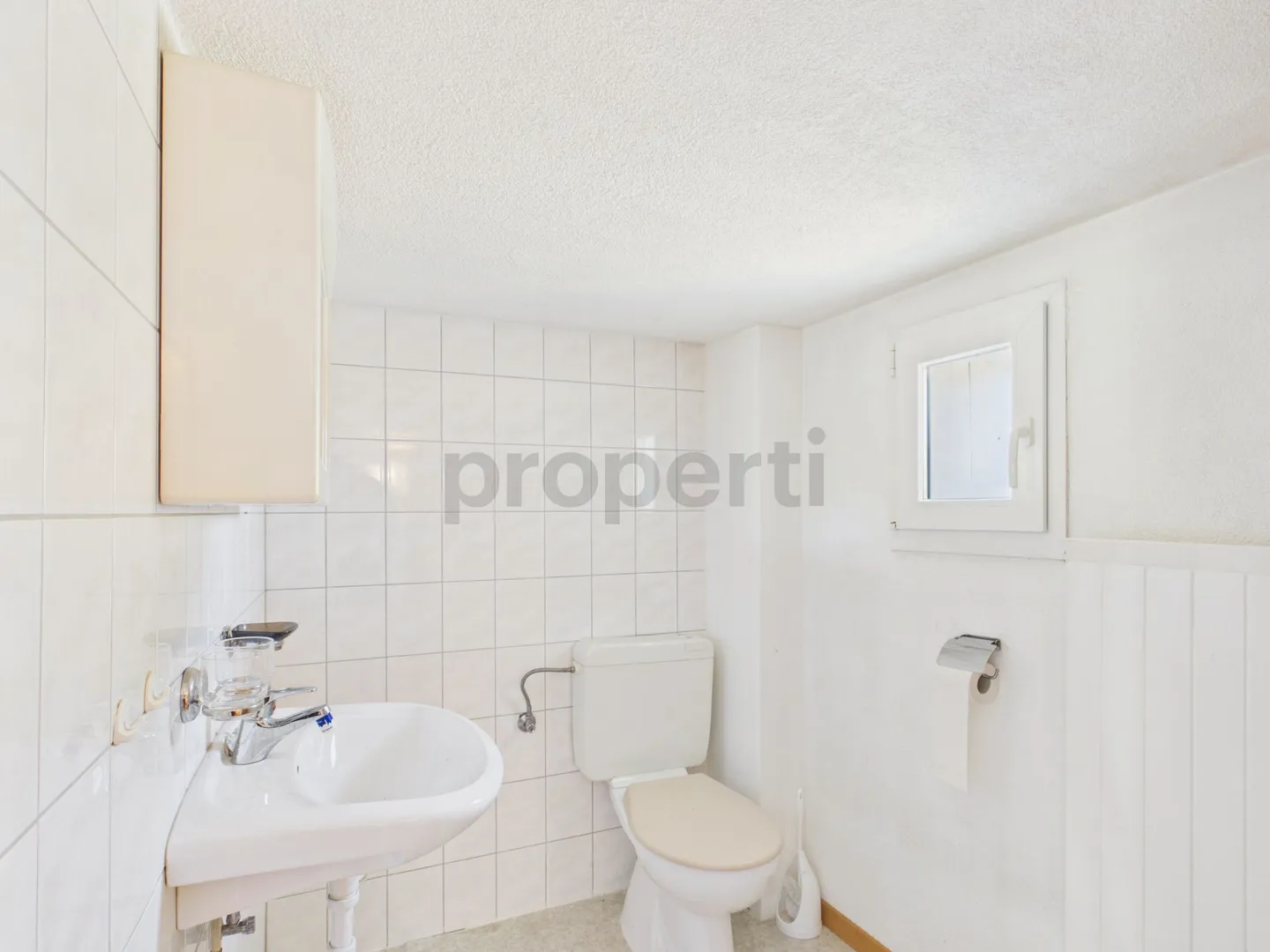 Multi-family house with two separate apartments (4.5 &amp; 3.5 rooms) in a quiet location with great potential - Photo 12 of 13