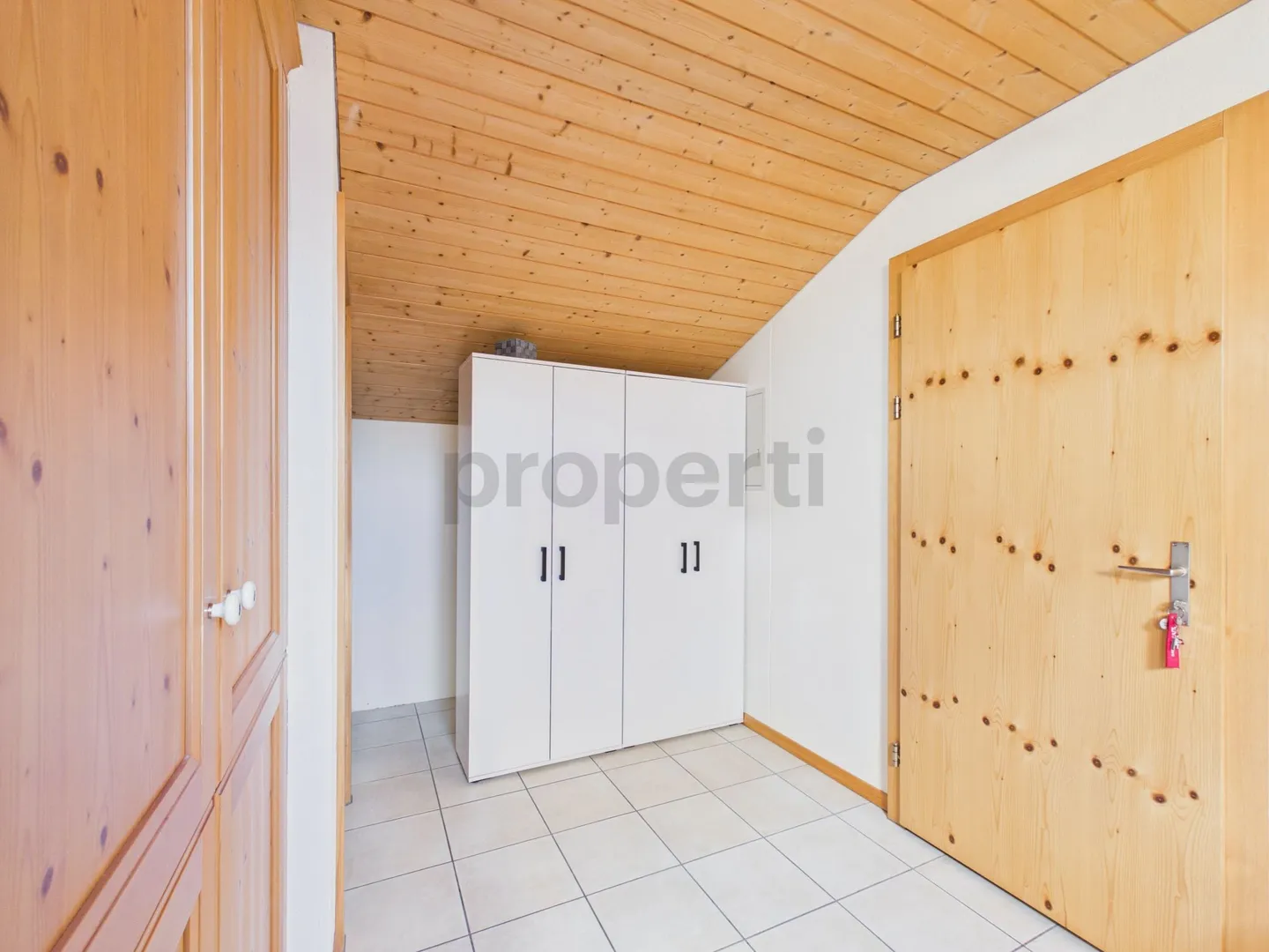 Balcon sud avec vue magnifique sur les montagnes : Attique confortable, parking inclus, près du Crestasee. Résidence secondaire possible - Photo 5 sur 10