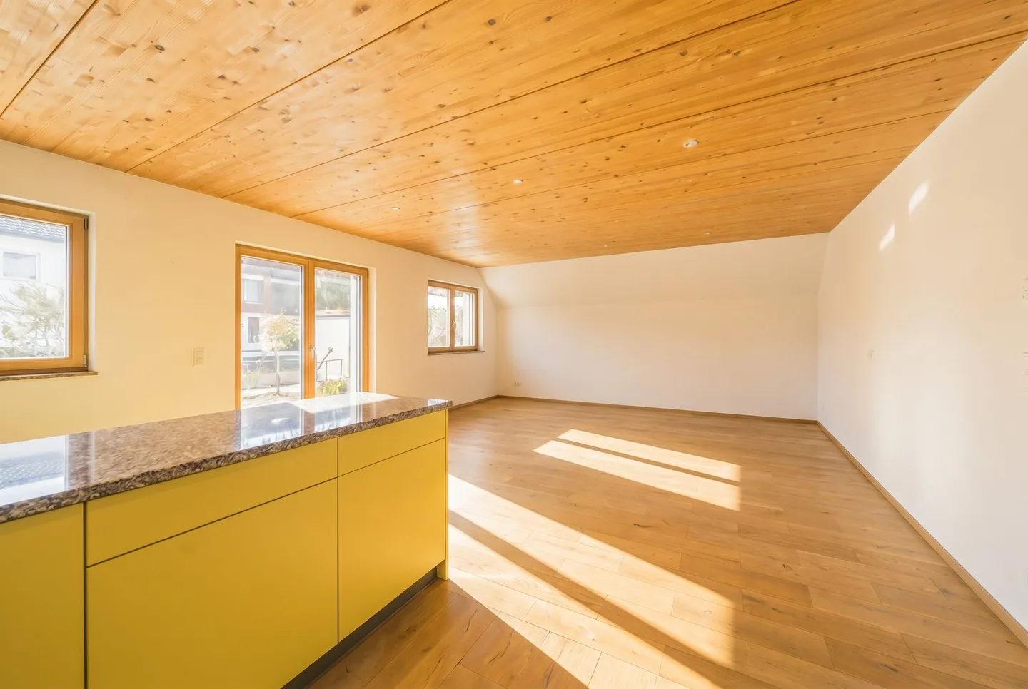 Spacious 4.5-room maisonette with balcony and high-quality finish in Tann - Photo 2 of 10