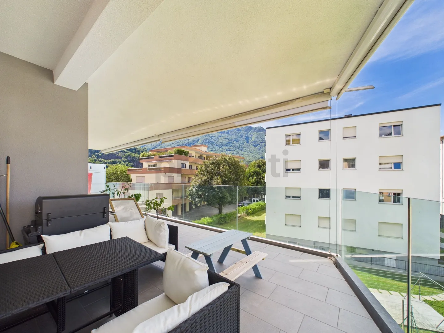 Elegante appartamento di 4.5 locali a Bellinzona con terrazza di 30 mq - Foto 11 von 13