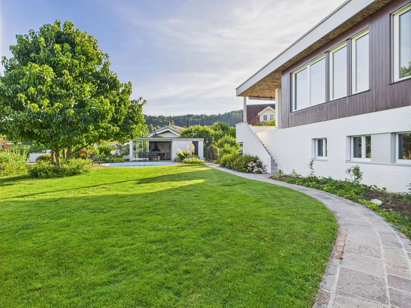 Maison individuelle avec piscine, maison de piscine et beaucoup d'espace extérieur - Photo 1 sur 13