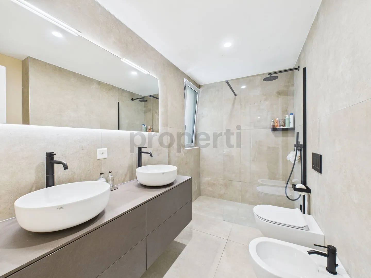 Modern 4.5-room apartment in a strategic central area with open view - Photo 9 of 12