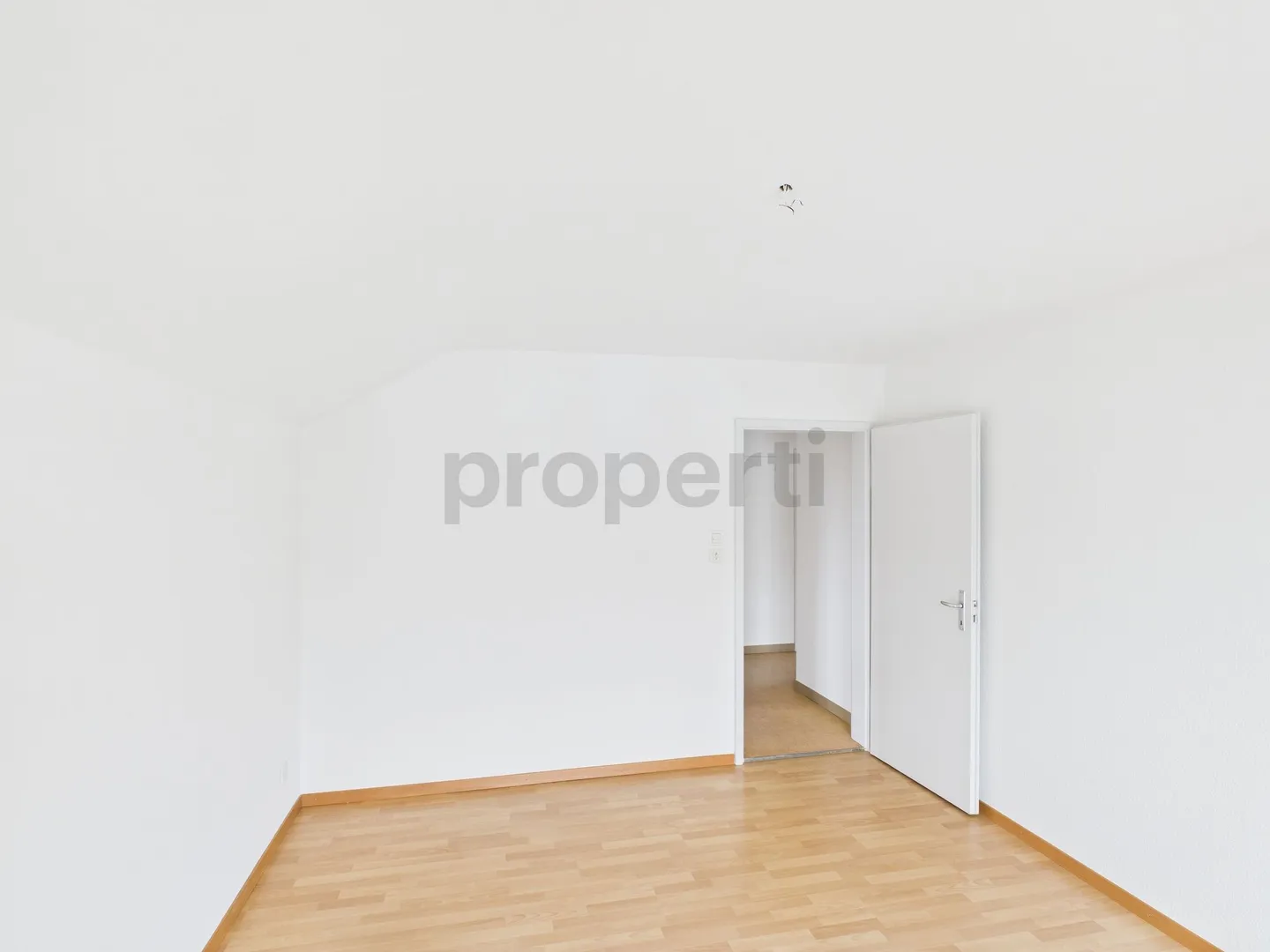 Helle 3-Zimmer Dachwohnung mit Balkon in Bottmingen - Foto 6 von 11