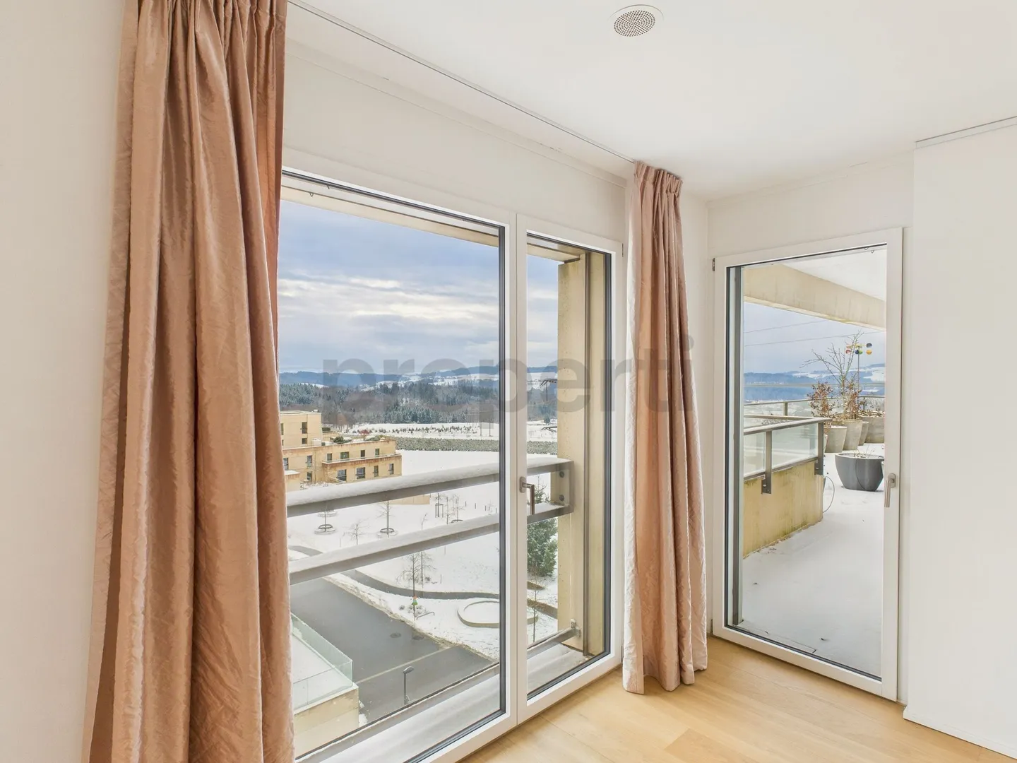 Moderno appartamento di 2,5 stanze con grande terrazza a Waldegg vicino a Uitikon - Foto 8 di 13