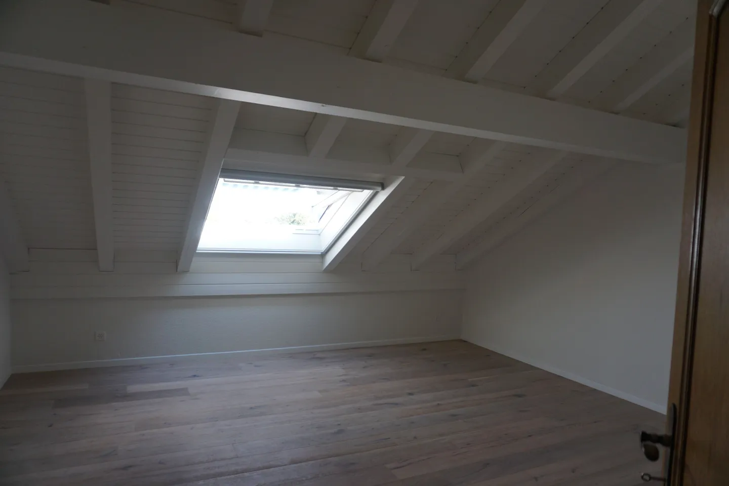 Modern 4.5-Zimmer-Maisonette mit Cheminée in Wollerau - Photo 6 of 10