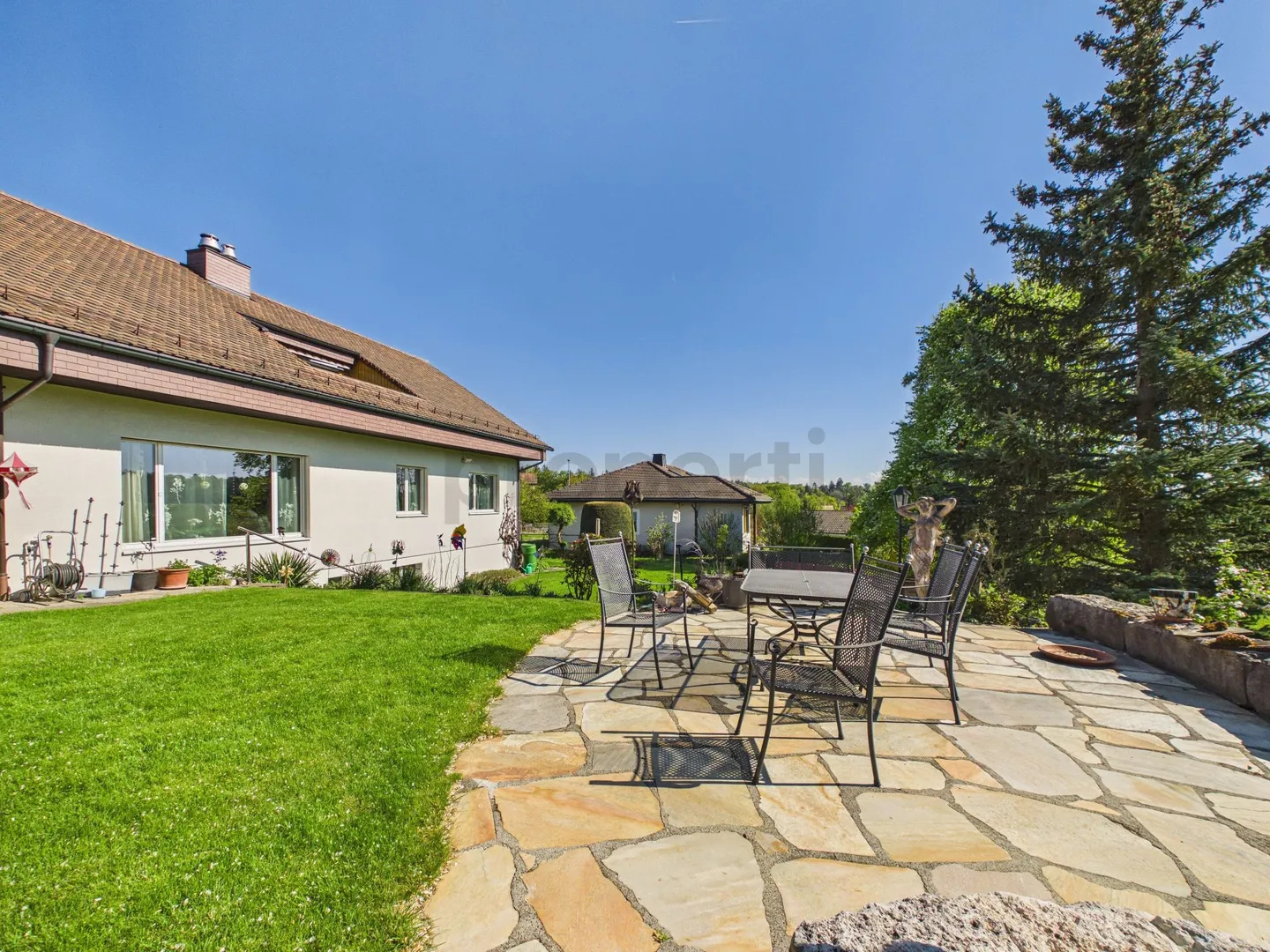 Grosszuegiges Einfamilienhaus mit Balkon - Foto 1 von 13
