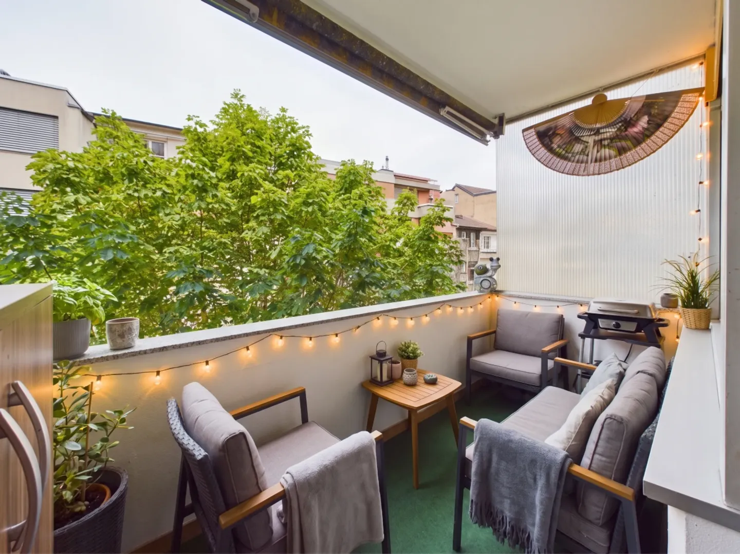 Central location, balcony facing the quiet courtyard and parking space with e-charging station - Photo 8 of 9