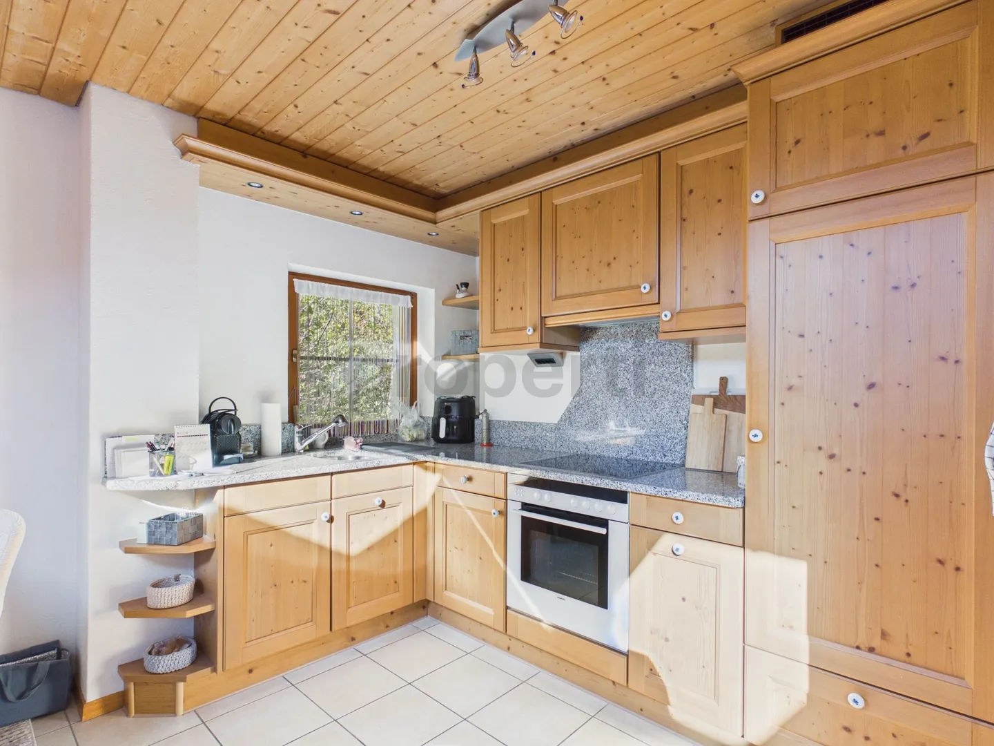 Balcon sud avec vue magnifique sur les montagnes : Attique confortable, parking inclus, près du Crestasee. Résidence secondaire possible - Photo 4 sur 10