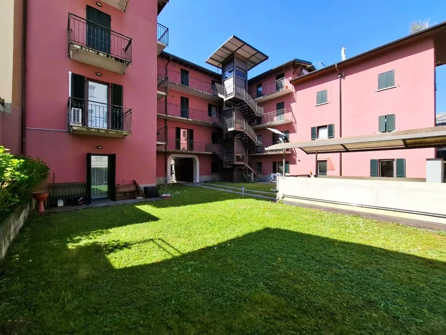 Living in a historic courtyard in Chiasso: 5-room apartment in a central location - Photo 1 of 12