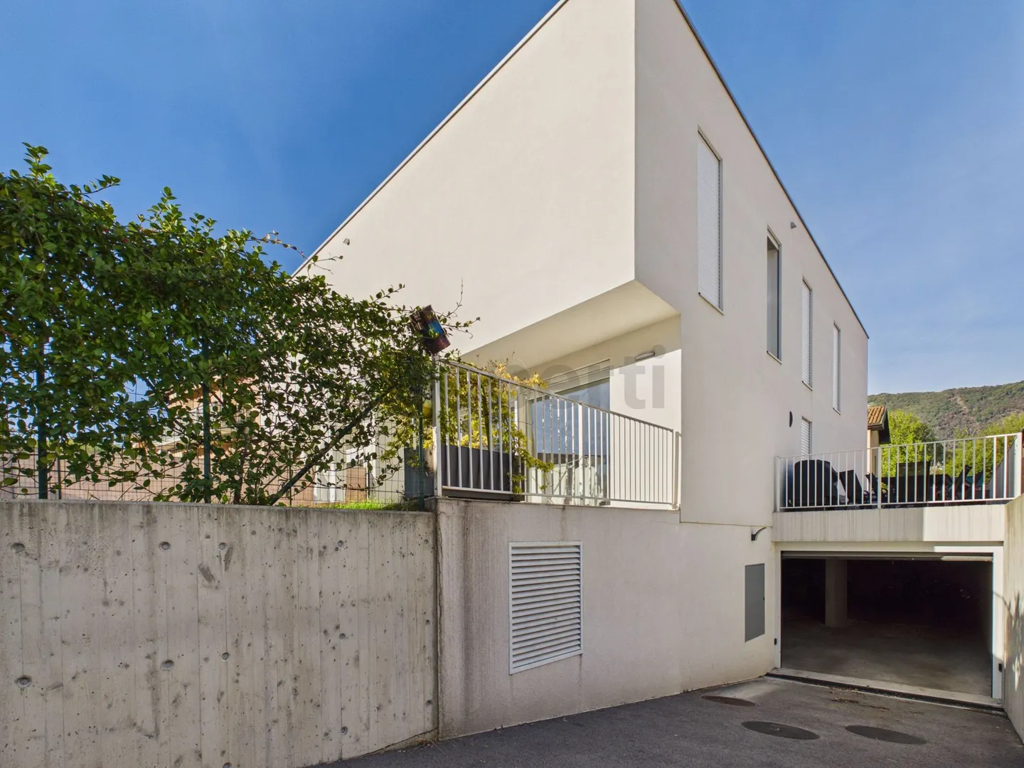 Casa moderna con giardino - Foto 1 di 13