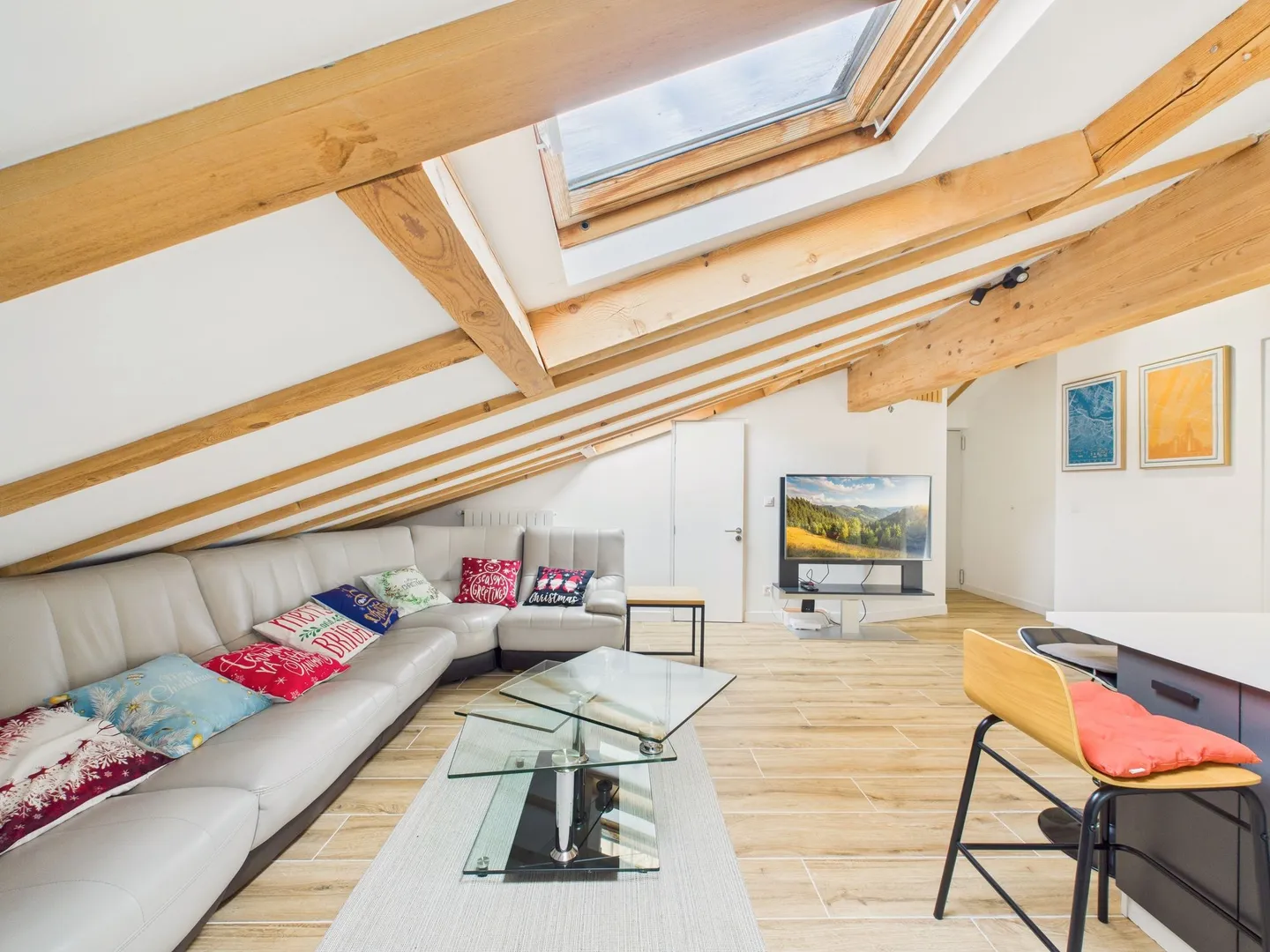 Appartement 3.5 pièces rénové avec charme à Crassier - Photo 2 sur 12