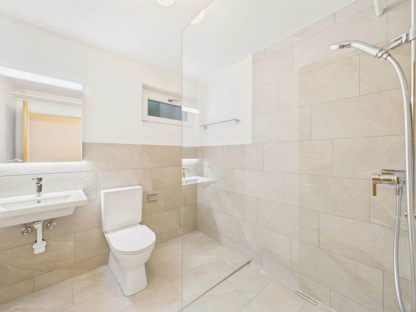 Charming 6.5-room terraced house with beautiful winter garden in Bellikon, Canton AG - Photo 9 of 13