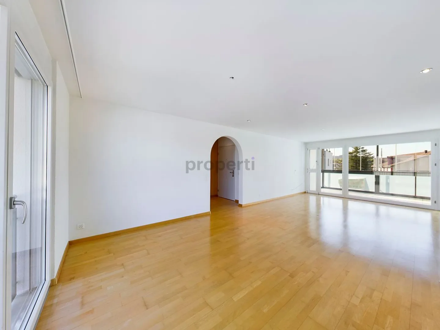 Lichtdurchfluteter Wohntraum mit viel Platz, schönem Balkon und zahlreichen Extras - Photo 2 of 9