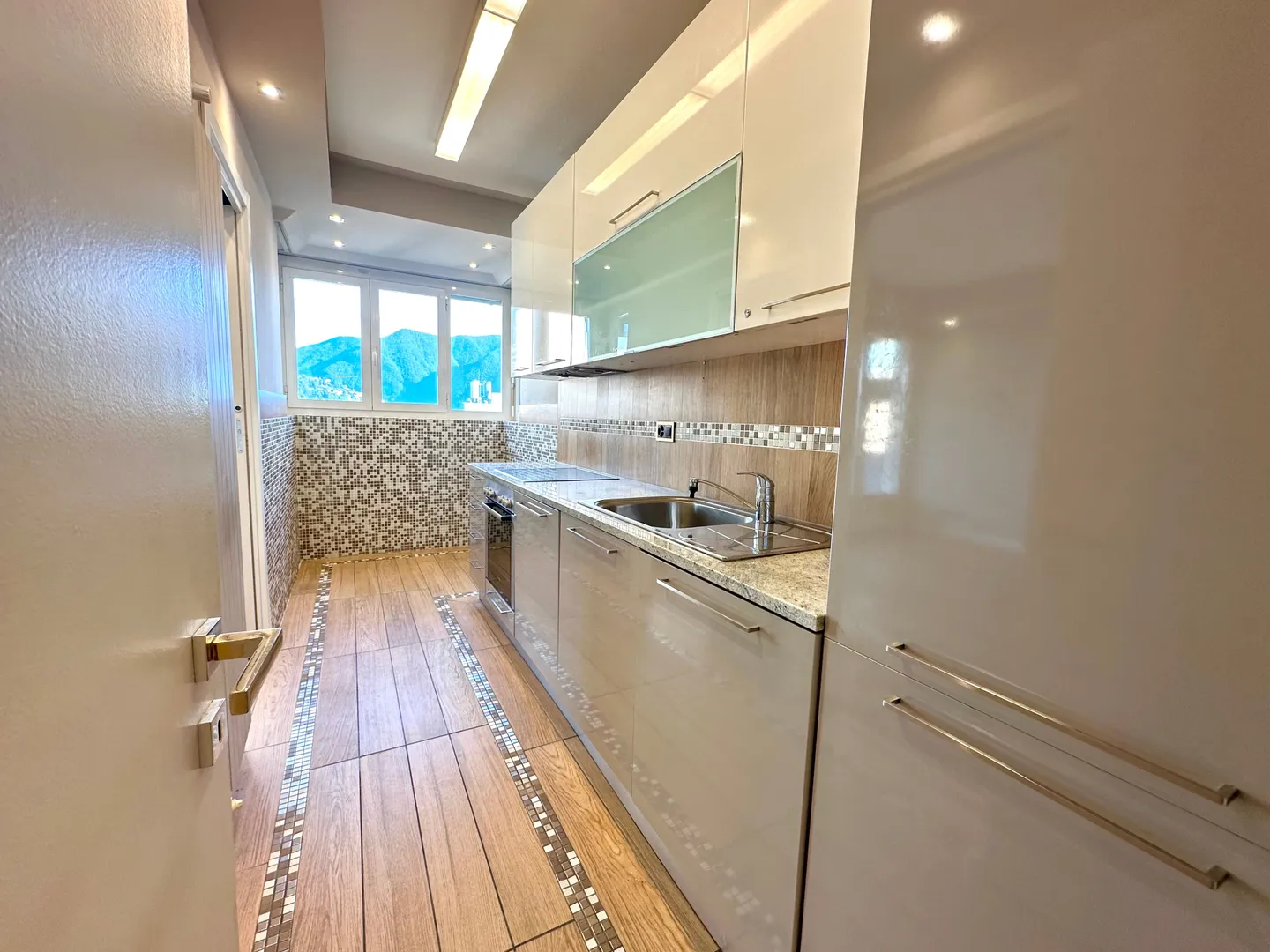 Spacious 4.5-room apartment in Lugano - Your new home in Ticino - Photo 2 of 10