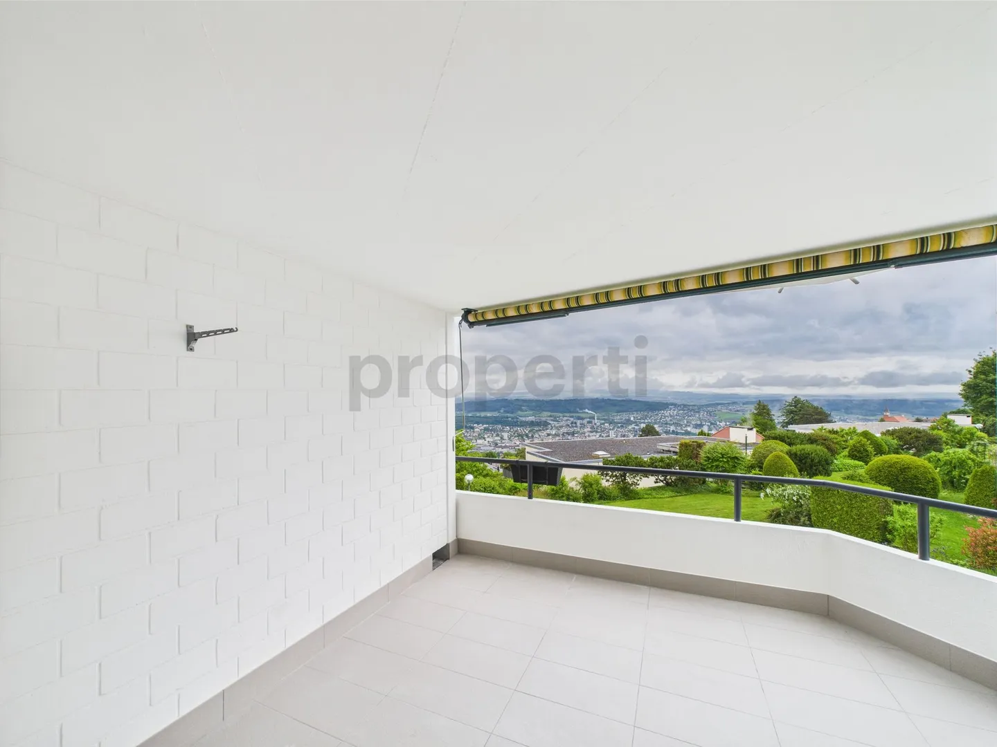 Renovated 4.5-room apartment with panoramic view - Photo 4 of 13